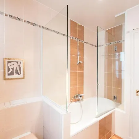 Appartamento Veeve - Comfortable Near Montmartre Parigi